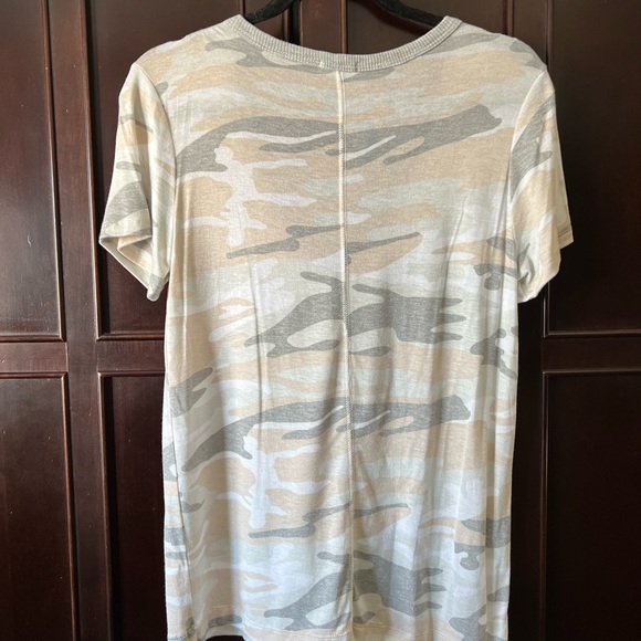 Maronie V-Neck Camo Tee - Color Tan, Cream & Gray Size Small - Picture 5 of 5